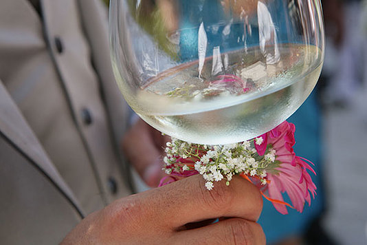 matrimonio calice di vino con bouquet