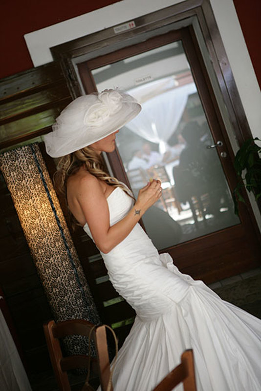 sposa in attesa con cappello bianco