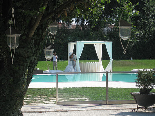 sposi bacio sotto il gazebo a bordo piscina