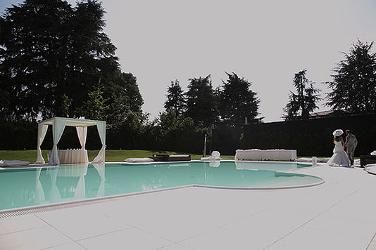 veduta della piscina e gazebo con gli sposi passeg