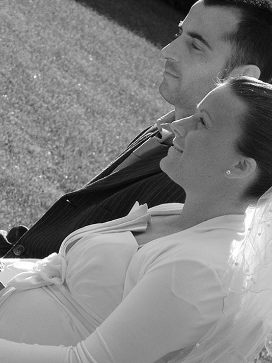 sposa e sposo seduti vicini bianco e nero