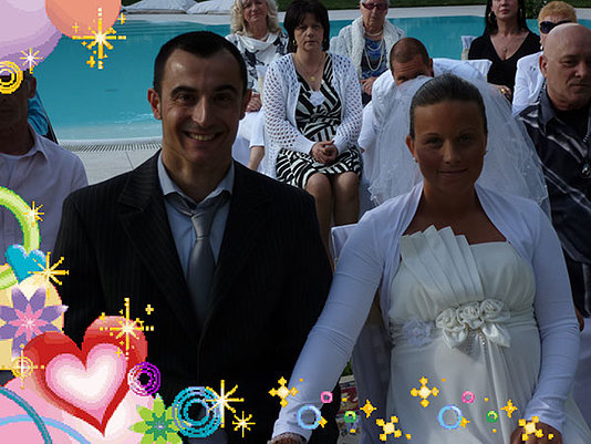 sposa tiene la mano dello sposo bordo piscina