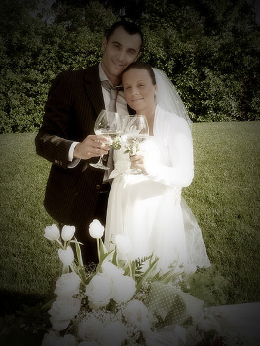 sposi brindano in giardino matrimonio