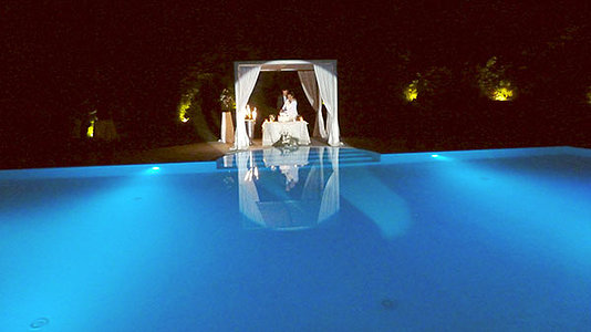 taglio della wedding cake sposa e sposo soli bordo