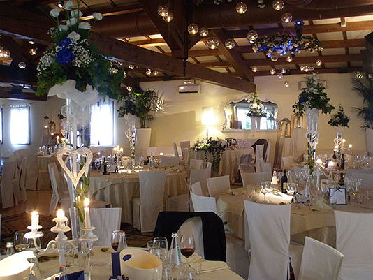 sala da pranzo addobbata per matrimonio