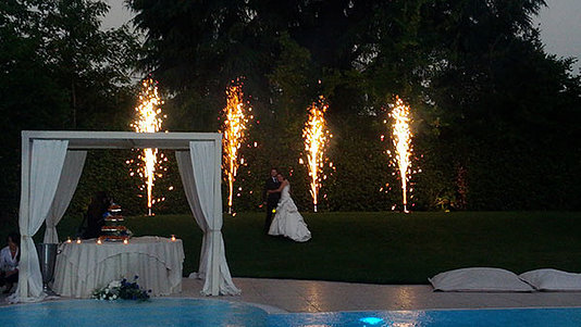 torta nuziale con fuochi artificiali e piscina