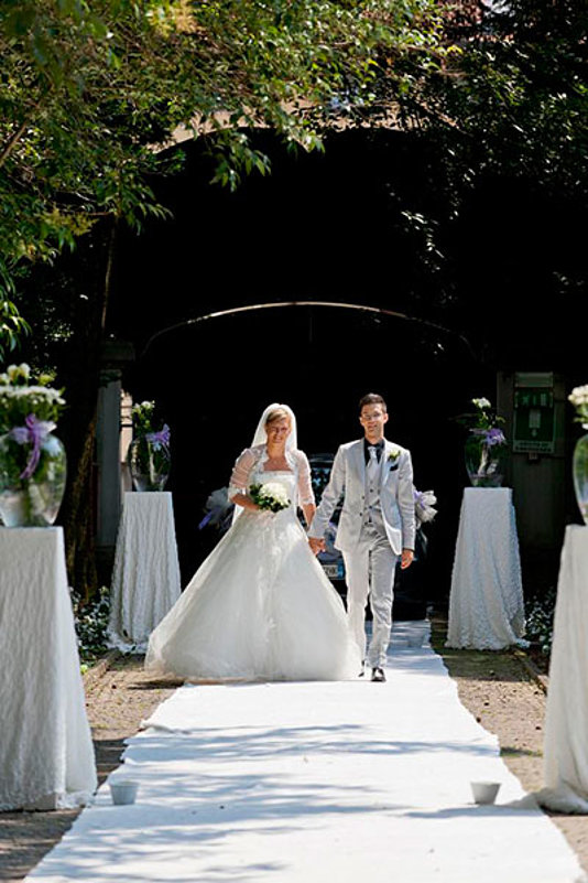 entrata sposi sul tappeto bianco mano nella mano