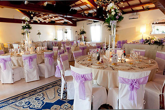 sala da pranzo per matrimonio decorata con fiocchi