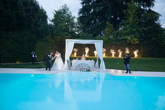 sposi piscina torta
