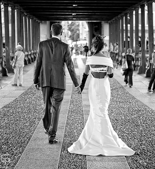 sposi camminando sul ponte di Bassano