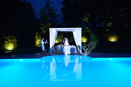 bacio degli sposi in piscina alla sera