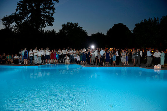 invitati matrimonio piscina