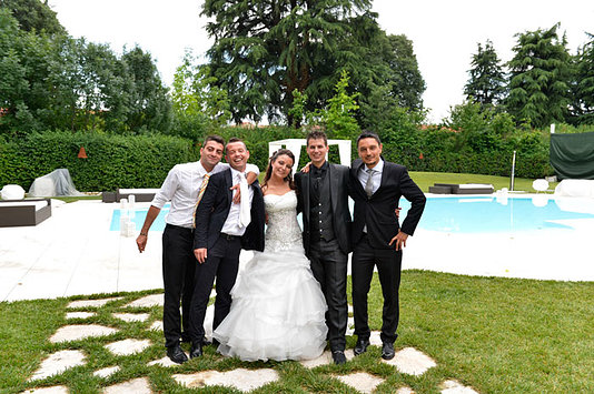 sposi con gli amici in piscina