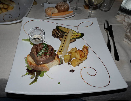 filetto alla griglia con contorno di asparagi