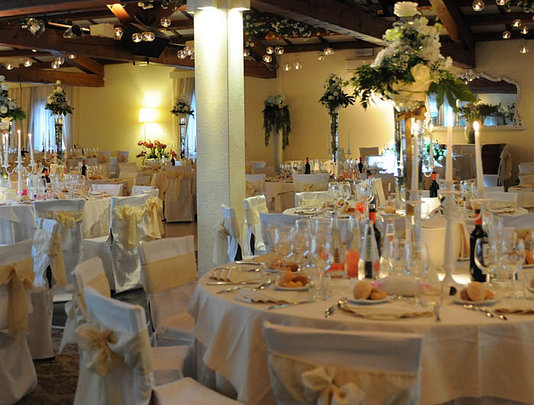 il ristorante pronto in attesa degli invitati