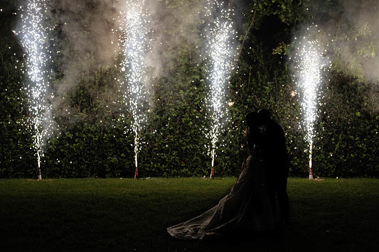 bacio romantico sotto le fontane di fuoco