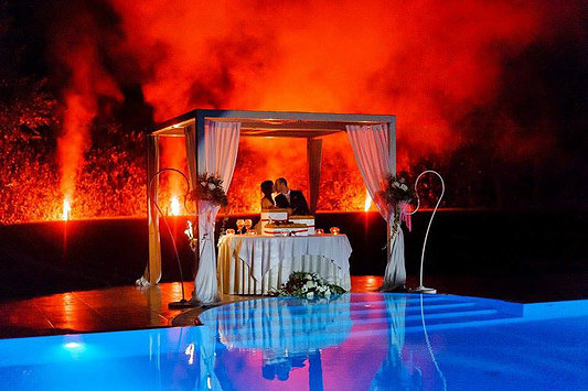 Il bacio degli sposi in piscina