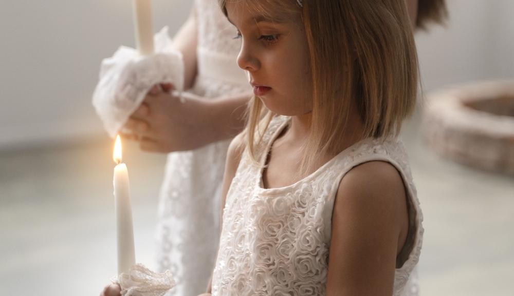 bambini-di-tiro-medio-che-tengono-le-candele.jpg
