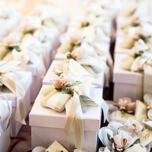 favori-nuziali-decorati-con-nastri-e-fiori-attesa-degli-ospiti.jpg