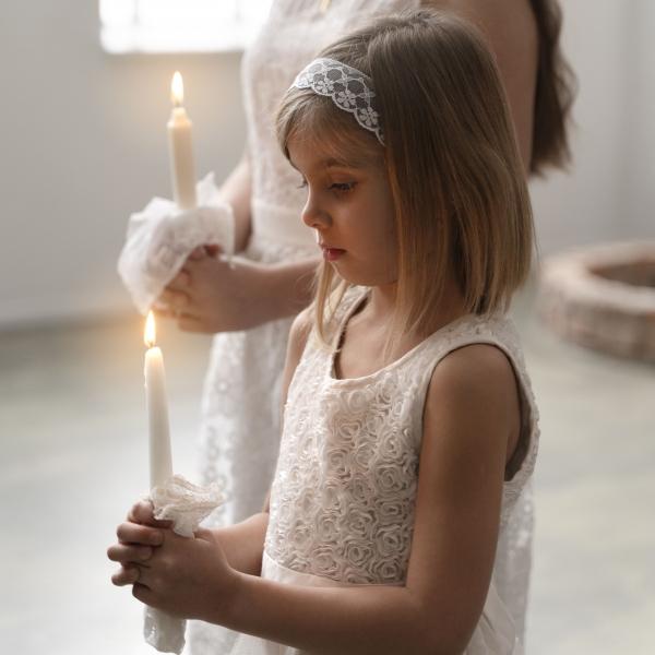 bambini-di-tiro-medio-che-tengono-le-candele.jpg